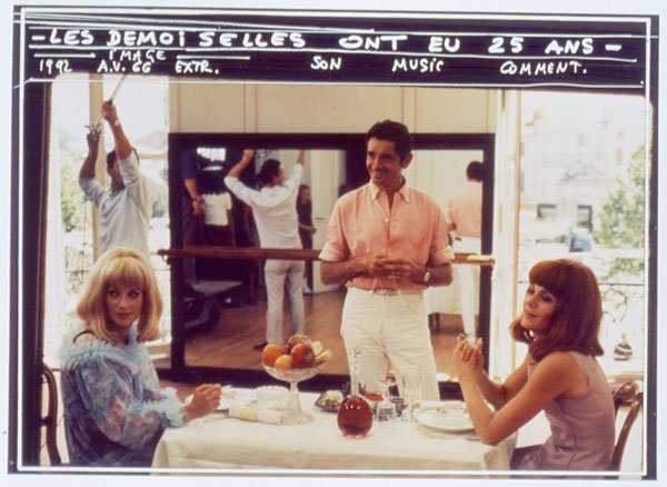 Jacques Demy op de set van Les demoiselles de Rochefort met Catherine Deneuve (links)