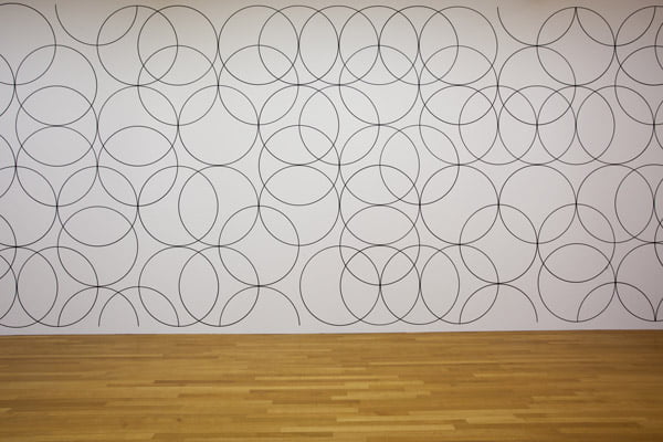Composition with Circles 9 met in de verte Tremor (foto: Gemeentemuseum Den Haag)
