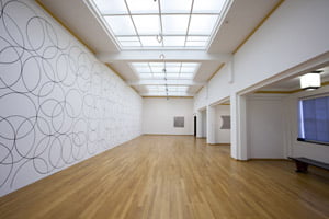 Composition with Circles 9 met in de verte Tremor (foto: Gemeentemuseum Den Haag)